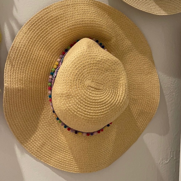 CCBEANIE STRAW HAT WITH MULTI POM ACCENT - Picture 4 of 6